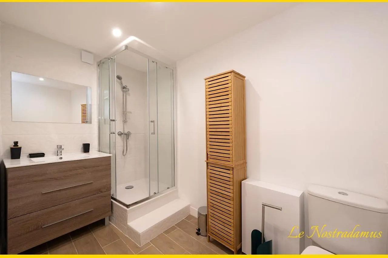 Le Nostradamus - Magnifique Appartement Cours Principal Plein Centre Avec Parking Salon-de-Provence 0*,
