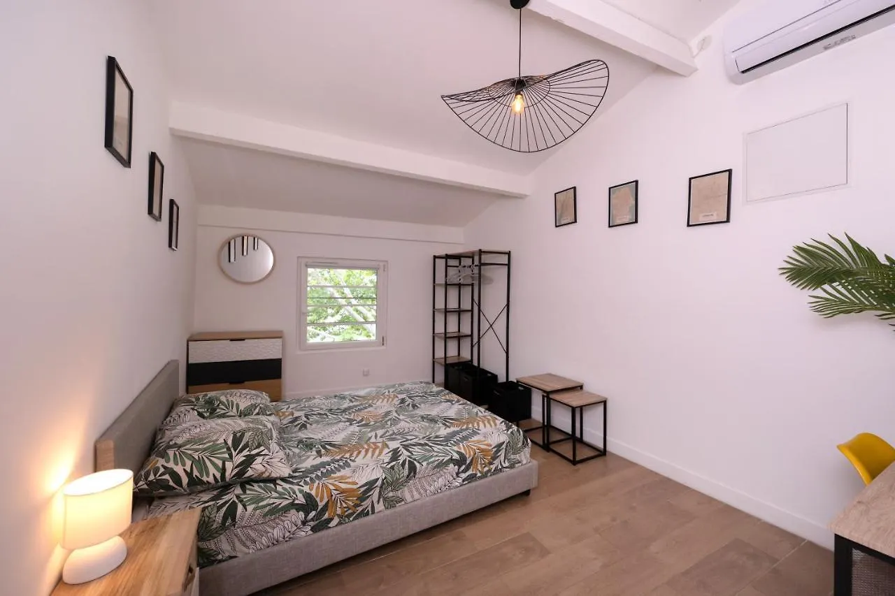 Le Nostradamus - Magnifique Appartement Cours Principal Plein Centre Avec Parking Salon-de-Provence Apartment