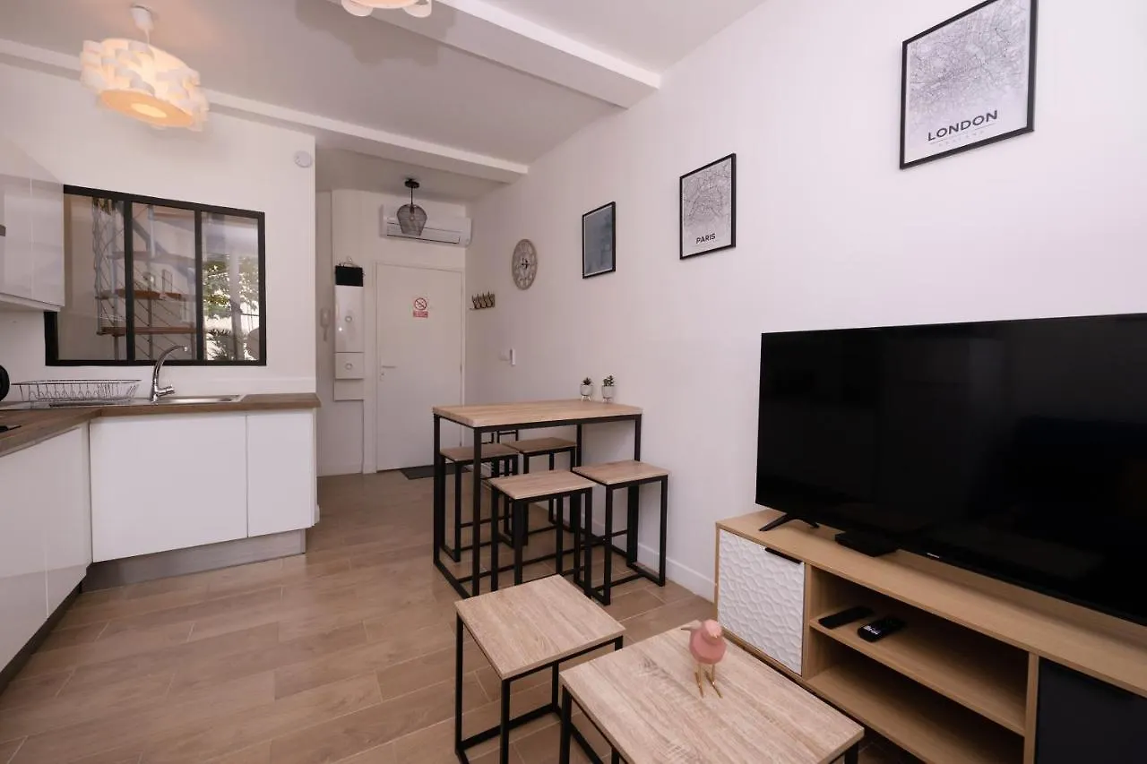 Le Nostradamus - Magnifique Appartement Cours Principal Plein Centre Avec Parking Salon-de-Provence Apartment