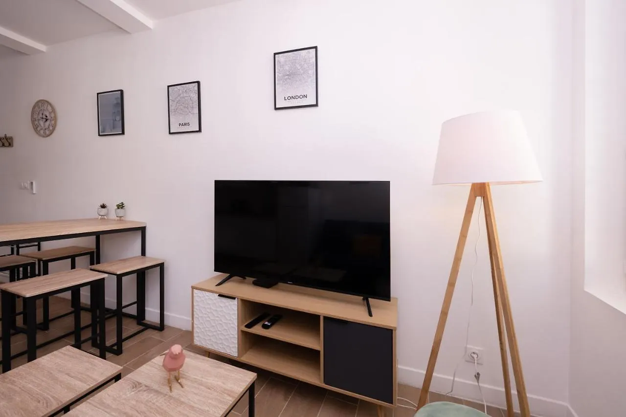Le Nostradamus - Magnifique Appartement Cours Principal Plein Centre Avec Parking Salon-de-Provence 0*,